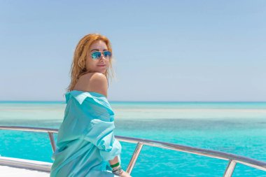 Yatta dinlenmek, tropikal tatil, tatil konsepti, güneşin altında dinlenen güzel bir kadın.