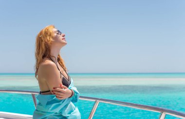 Yatta dinlenmek, tropikal tatil, tatil konsepti, güneşin altında dinlenen güzel bir kadın.