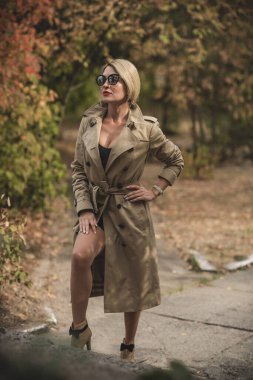 Bayanlar için sonbahar giysileri ve aksesuar koleksiyonu. Süslü tarz kavramı