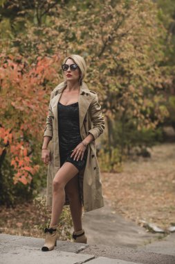 Bayanlar için sonbahar giysileri ve aksesuar koleksiyonu. Süslü tarz kavramı