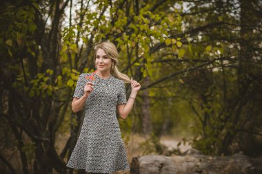 Bayanlar için sonbahar giysileri ve aksesuar koleksiyonu. Süslü tarz kavramı