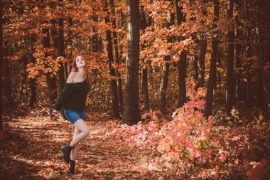 Yoldaki güzel kadın. Seyahat konsepti, macera ve yolculuk zamanı. Şık bir kadın, macera ve seyahat kavramı ya da hafta sonu dinlenme, atmosferik bir an.