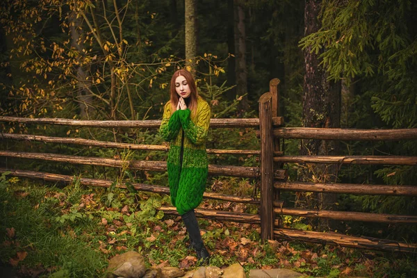 Conceito Viagem Mulher Com Cabelo Ruivo Descansar Nas Montanhas Floresta — Fotografia de Stock