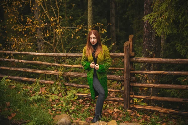 Reisen Frau Mit Roten Haaren Ruhen Den Bergen Und Wäldern — Stockfoto