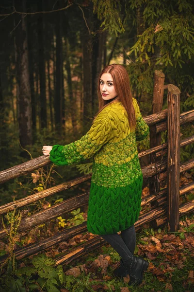 Conceito Viagem Mulher Com Cabelo Ruivo Descansar Nas Montanhas Floresta — Fotografia de Stock