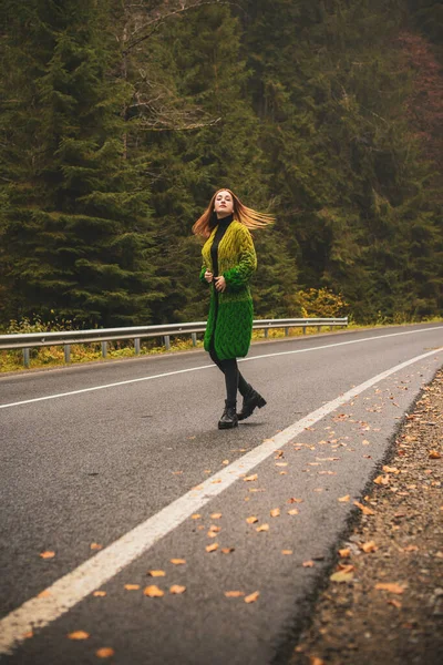 旅行のコンセプト 寒い時に山や森の中で赤い髪の残りの部分を持つ女性 レディは暖かいウールカーディガンを着用 素敵なファッショナブルなカジュアル服 — ストック写真