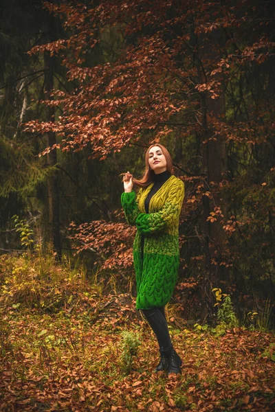 Conceito Viagem Mulher Com Cabelo Ruivo Descansar Nas Montanhas Floresta — Fotografia de Stock