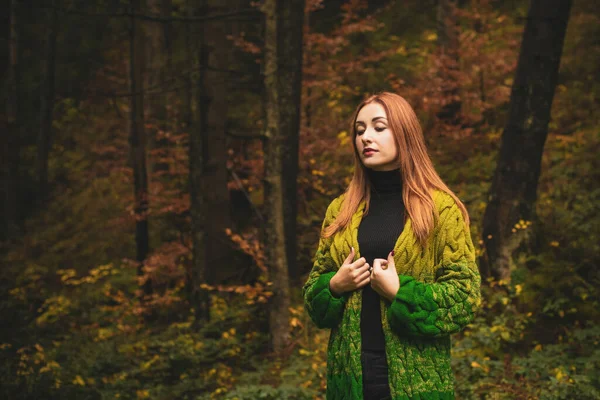 Resor Koncept Kvinna Med Rött Hår Vila Berg Och Skog — Stockfoto