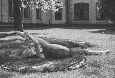 Klasik görünümlü genç balerin. Bale dansçısı kız. Dans eden bir kadının görüntüsü. Mor gece elbisesi içindeki kadın kadınlığını gösterdi. Klasik Koreografi Biçimi