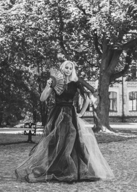 Cadılar Bayramı partisi konsepti, siyah dantel elbiseli gizemli kız. Güzel genç bir kadın. Cadılar Bayramı kutlamaları için ilham, fikirler ve basit detaylar.