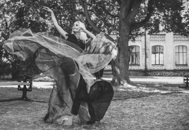 Cadılar Bayramı partisi konsepti, siyah dantel elbiseli gizemli kız. Güzel genç bir kadın. Cadılar Bayramı kutlamaları için ilham, fikirler ve basit detaylar.