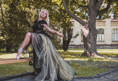 Cadılar Bayramı partisi konsepti, siyah dantel elbiseli gizemli kız. Güzel genç bir kadın. Cadılar Bayramı kutlamaları için ilham, fikirler ve basit detaylar.