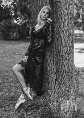 El yapımı dantelli genç balerin seksi siyah uzun elbise. Hayattan ilham almak. Eski Avrupa caddeleri