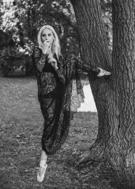 El yapımı dantelli genç balerin seksi siyah uzun elbise. Hayattan ilham almak. Eski Avrupa caddeleri