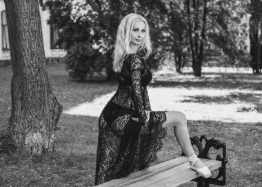 El yapımı dantelli genç balerin seksi siyah uzun elbise. Hayattan ilham almak. Eski Avrupa caddeleri