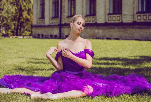 Unga Ballerina Vintage Look Balettdansartjejen Bilden Dansande Kvinna Damen Lila — Stockfoto