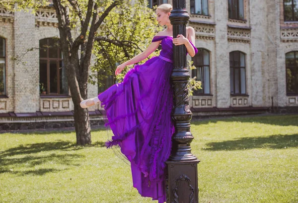발레리나는 빈티지 춤추는 여인의 이미지 보라색 이브닝 드레스를 여자는 다움을 — 스톡 사진