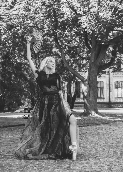 할로윈 레이스가 드레스를 아름다운 할로윈 축하에 아이디어 그리고 간단하고 사항들 — 스톡 사진