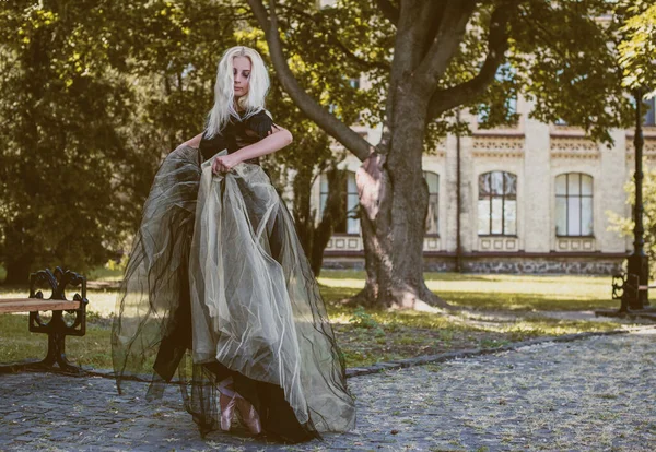 Halloween Party Konzept Geheimnisvolles Mädchen Schwarzem Handgemachtem Spitzenkleid Schöne Junge — Stockfoto