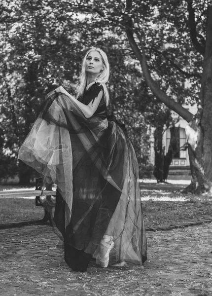 ハロウィンパーティーのコンセプト 黒レースの手作りのドレスで神秘的な女の子 美しい若い女性だ ハロウィーンのお祝い アイデアやシンプルな素敵な詳細のためのインスピレーション — ストック写真