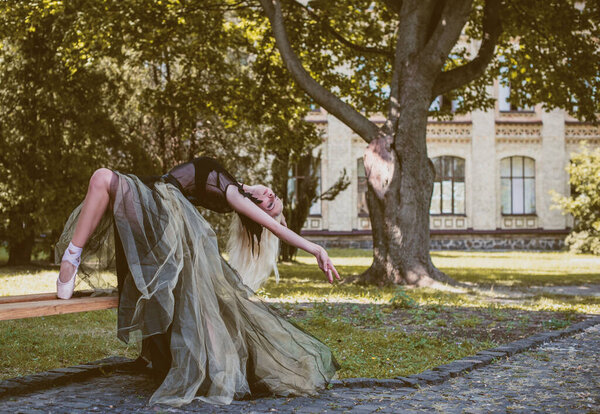 Концепция вечеринки на Хэллоуин, таинственная девушка в черном кружеве ручной работы платье. Красивая молодая женщина. Вдохновение для празднования Хэллоуина, идеи и простые приятные детали