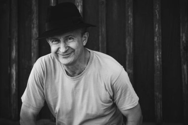 Olgun bir Avrupalı adam, iyi bir ruh hali, açık hava portresi. 50 yıl sonra yaşam konsepti