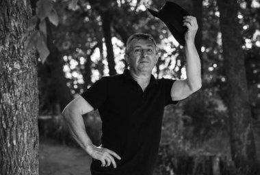 Olgun bir Avrupalı adam, iyi bir ruh hali, açık hava portresi. 50 yıl sonra yaşam konsepti