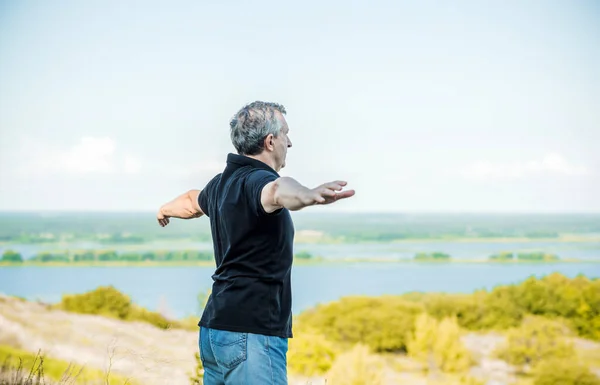 Homme Mûr Ressent Liberté Vivre Dans Contexte Des Collines Homme — Photo