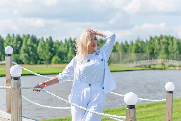 身材魁梧的女人 美式或欧洲式的在高尔夫球场散步 享受生活 身材瘦小 穿着白色衣服的年轻女士 自然美 — 图库照片