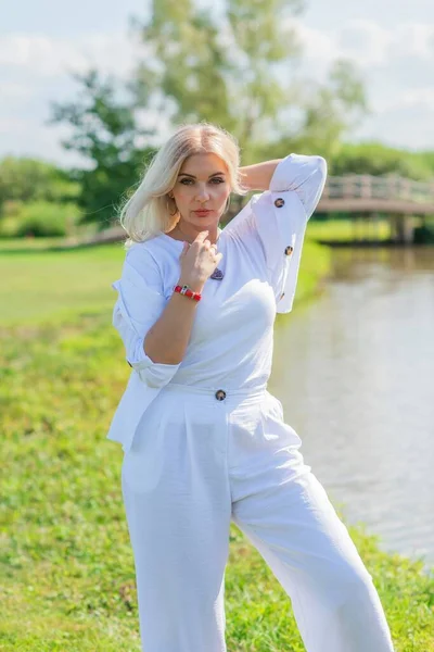 Blonde Woman Size American European Appearance Walks Golf Field Enjoying — Stock Photo, Image