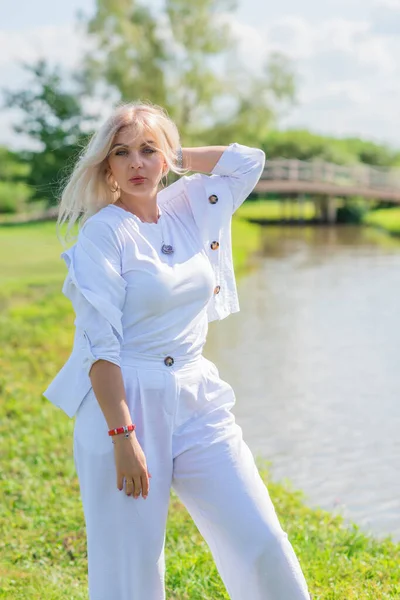 Blonde Woman Size American European Appearance Walks Golf Field Enjoying — Stock Photo, Image