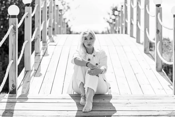 Blond Kvinna Storlek Amerikanska Eller Europeiska Utseende Promenader Golfbanan Njuta — Stockfoto