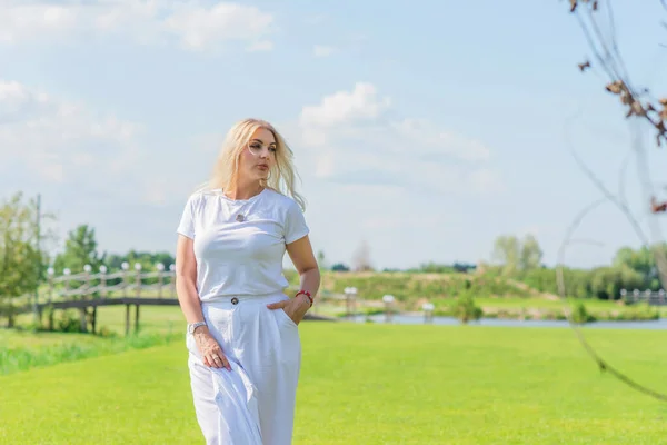 Blond Kvinna Storlek Amerikanska Eller Europeiska Utseende Promenader Golfbanan Njuta — Stockfoto