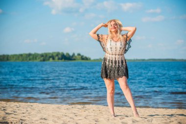 Artı, doğada Amerikalı tatlı bir kadın, hayatın tadını çıkar, sahilde yürü. İnsanların hayatı XI boyutunda, mutlu, güzel, güzel bir kadın.