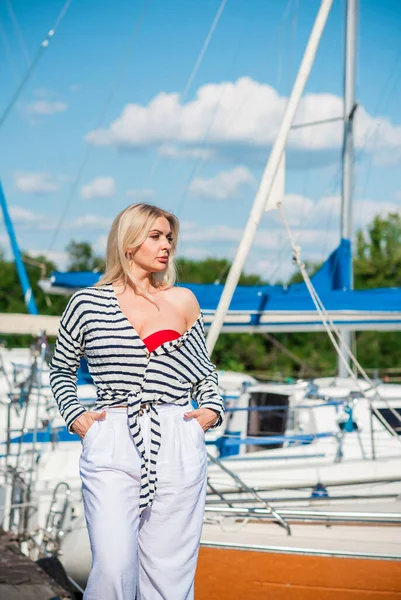 Pretty Blonde Woman Size American European Appearance Yachts Enjoying Life — Stock Photo, Image