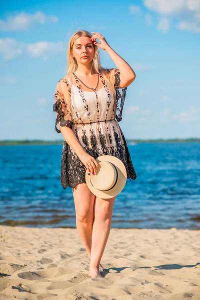 Além Tamanho Americano Doce Mulher Natureza Desfrutar Vida Caminhar Praia — Fotografia de Stock