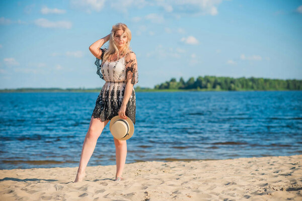 Плюс размер американской милой женщины на природе, наслаждайтесь жизнью, гуляйте на пляже. Жизнь людей XL размера, счастливая красивая женщина естественной красоты