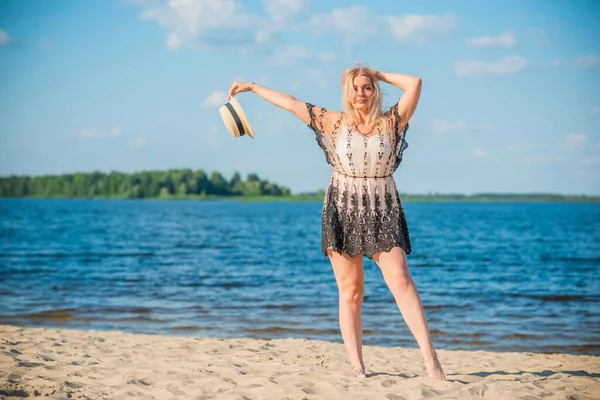 Velikost Americké Sladké Ženy Přírodě Vychutnat Život Procházka Pláži Život — Stock fotografie