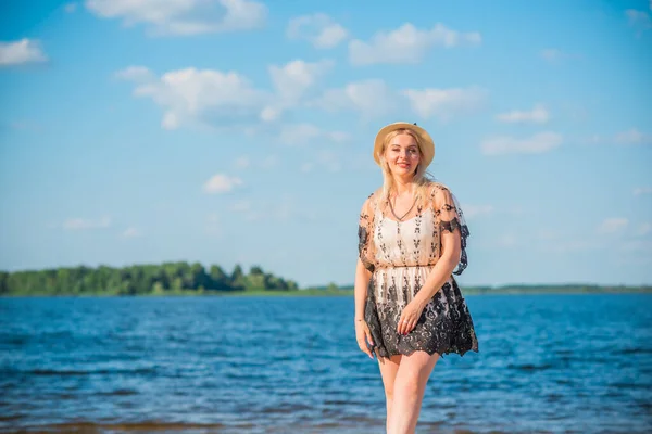 Storlek Amerikanska Söt Kvinna Naturen Njuta Livet Promenad Stranden Livet — Stockfoto