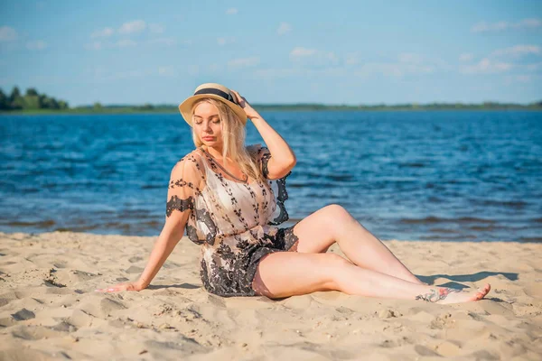 Além Tamanho Americano Doce Mulher Natureza Desfrutar Vida Caminhar Praia — Fotografia de Stock