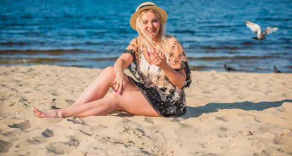 Além Tamanho Americano Doce Mulher Natureza Desfrutar Vida Caminhar Praia — Fotografia de Stock