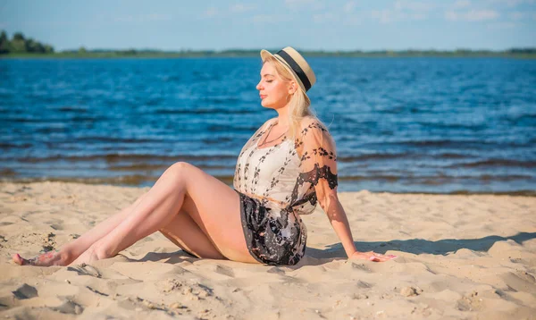 Além Tamanho Americano Doce Mulher Natureza Desfrutar Vida Caminhar Praia — Fotografia de Stock