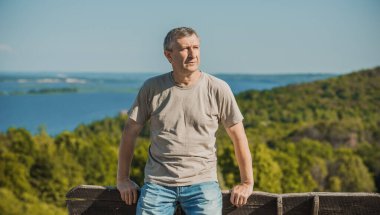 Üzgün ve felsefi bir havası olan olgun bir Avrupalı. 50 yıl sonra yaşam konsepti, sorunlar ve depresyon. Orta yaş bunalımı