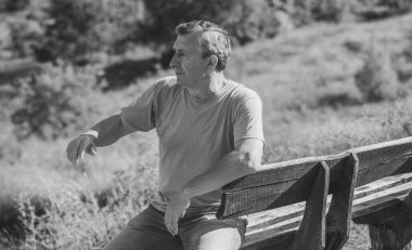 Üzgün ve felsefi bir havası olan olgun bir Avrupalı. 50 yıl sonra yaşam konsepti, sorunlar ve depresyon. Orta yaş bunalımı