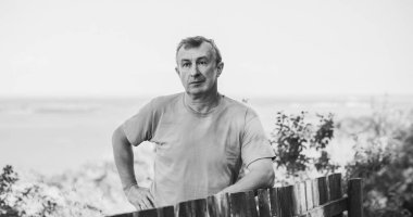 Üzgün ve felsefi bir havası olan olgun bir Avrupalı. 50 yıl sonra yaşam konsepti, sorunlar ve depresyon. Orta yaş bunalımı