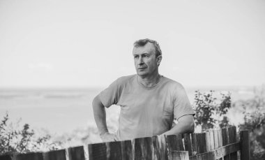 Üzgün ve felsefi bir havası olan olgun bir Avrupalı. 50 yıl sonra yaşam konsepti, sorunlar ve depresyon. Orta yaş bunalımı