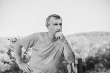 Üzgün ve felsefi bir havası olan olgun bir Avrupalı. 50 yıl sonra yaşam konsepti, sorunlar ve depresyon. Orta yaş bunalımı