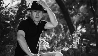 Üzgün ve felsefi bir havası olan olgun bir Avrupalı. 50 yıl sonra yaşam konsepti, sorunlar ve depresyon. Orta yaş bunalımı