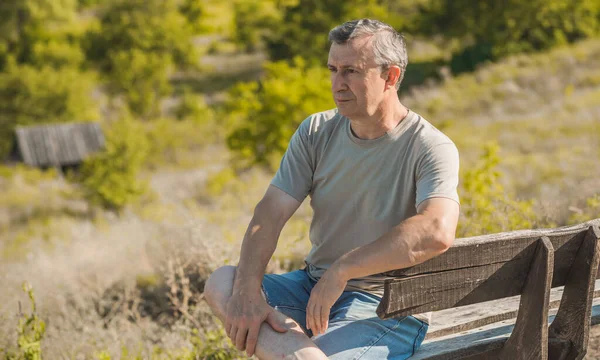 Üzgün ve felsefi bir havası olan olgun bir Avrupalı. 50 yıl sonra yaşam konsepti, sorunlar ve depresyon. Orta yaş bunalımı