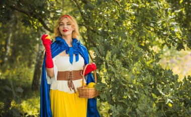 Tahtadaki büyülü Cadılar Bayramı sahnesi, parti kostümü konsepti. Çok güzel fikirler.